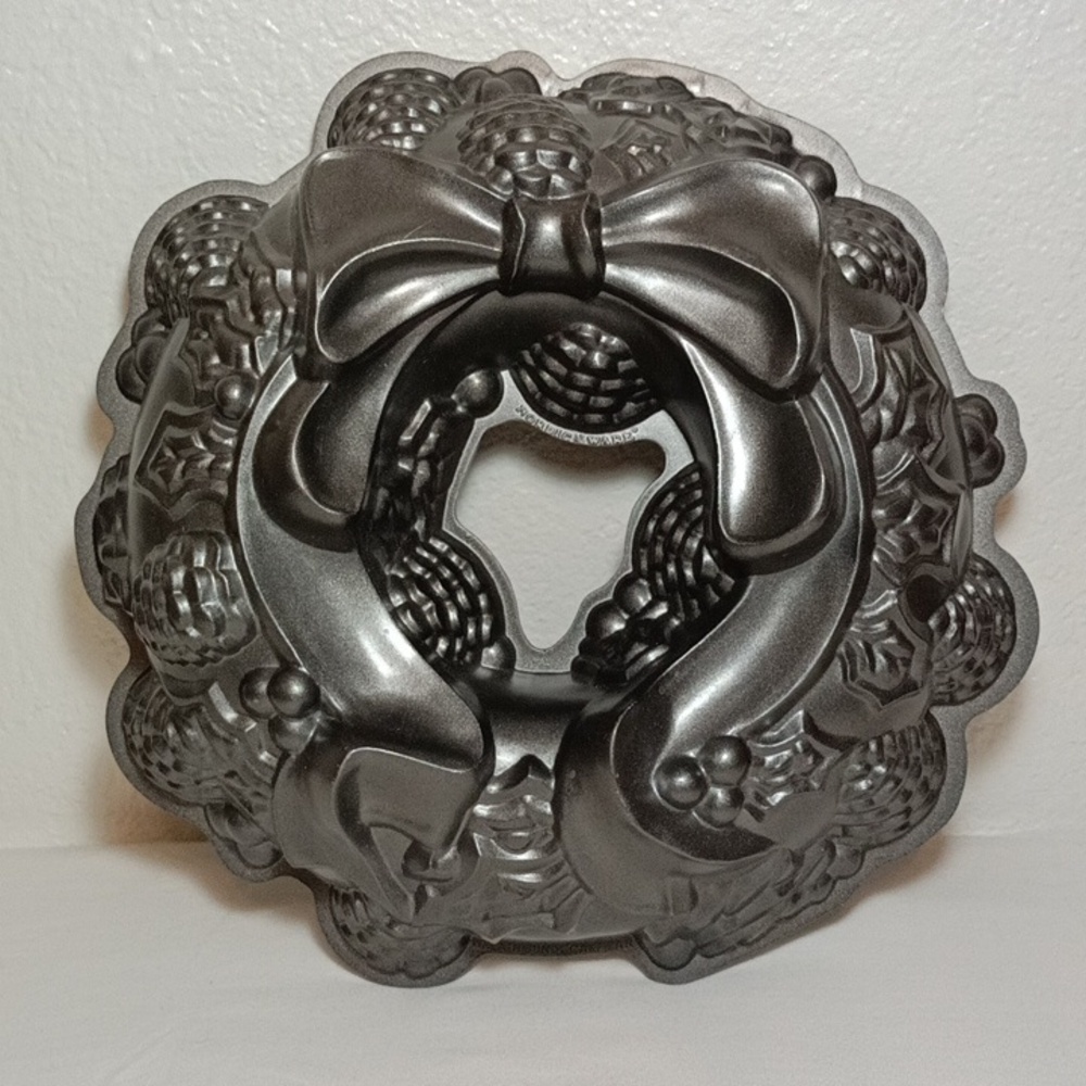 Nordic Ware Holiday Wreath Bundt Pan